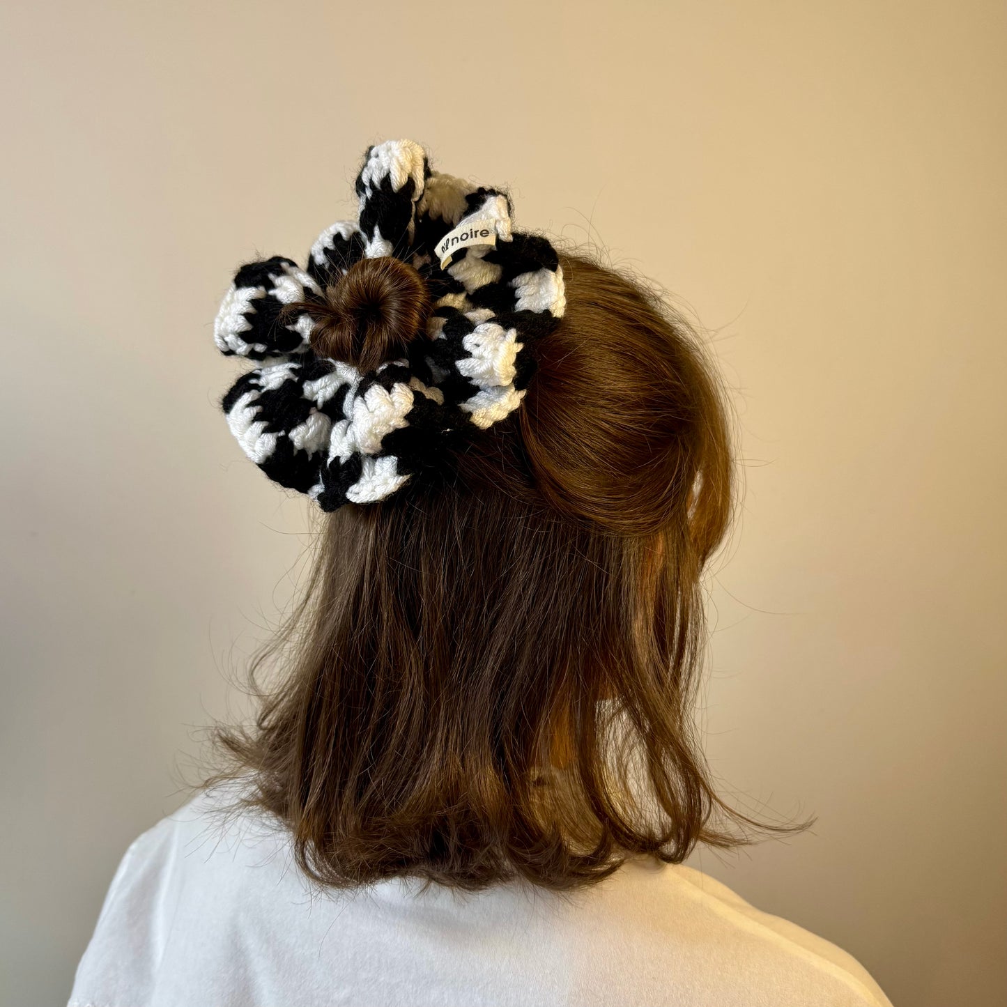 Nênê - Checkered Scrunchie