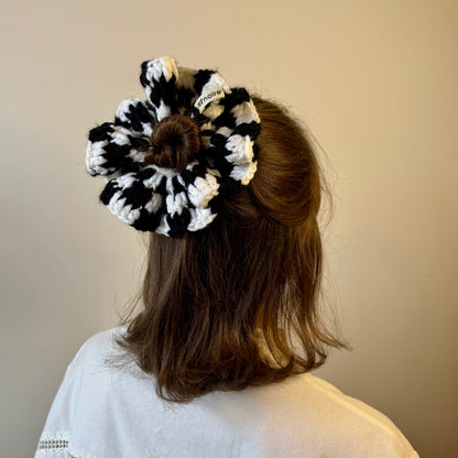 Nênê - Checkered Scrunchie