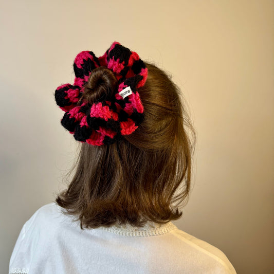 Nênê - Checkered Scrunchie