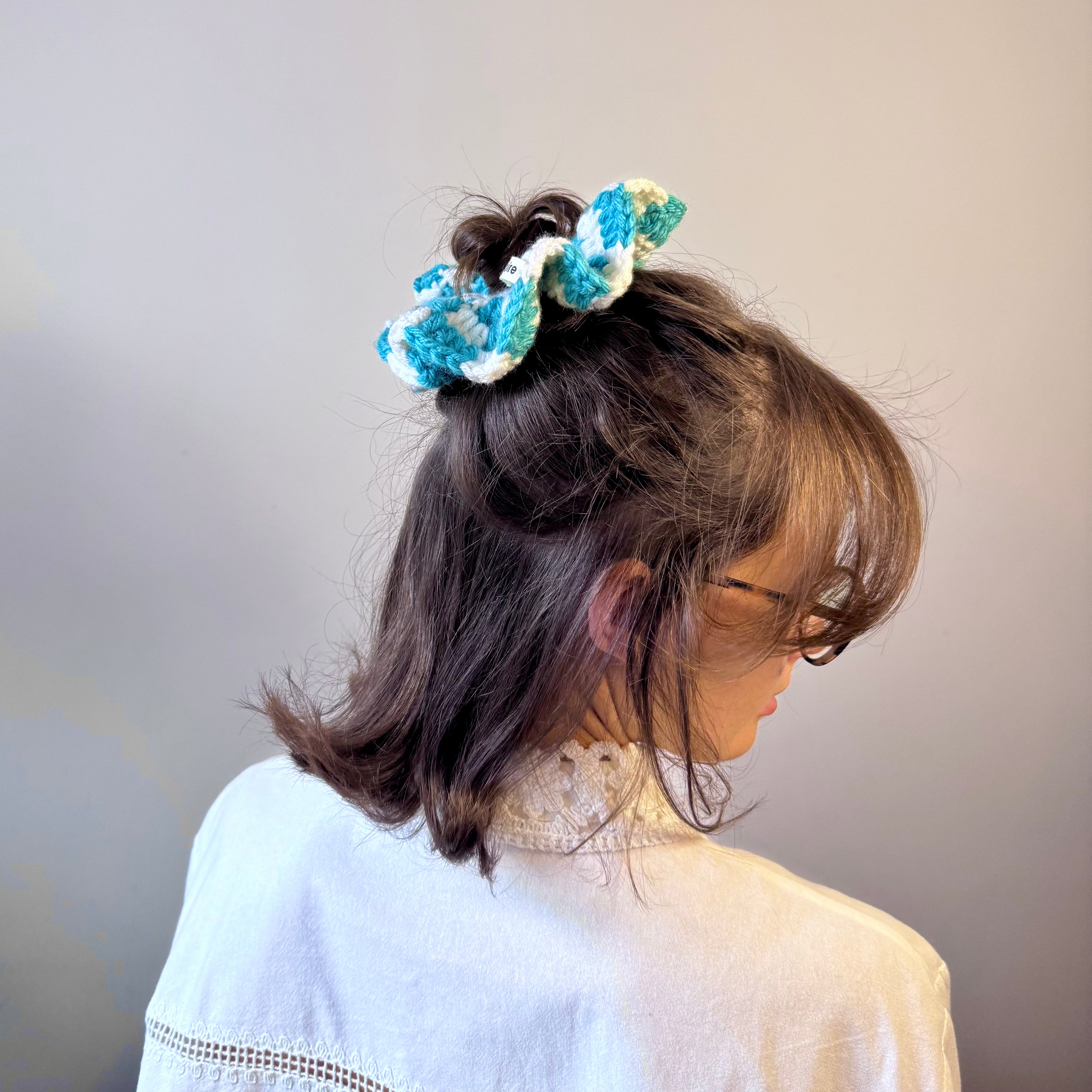 Nênê - Checkered Scrunchie