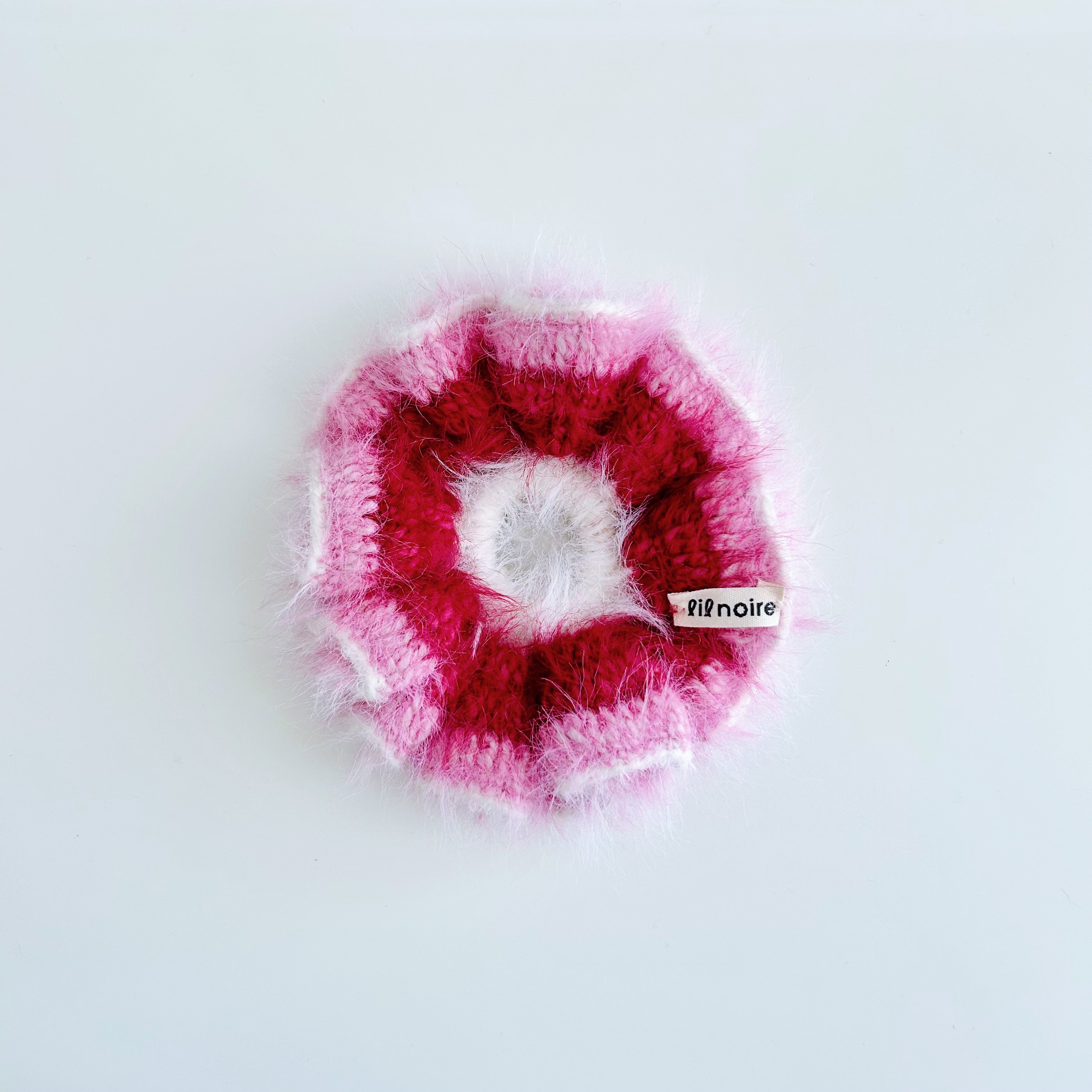 Nênê Scrunchie, Rose Frost rengi – el örgüsü, merinos karışımlı saç aksesuarı

Nênê Scrunchie in Rose Frost – hand-knitted merino blend hair accessory