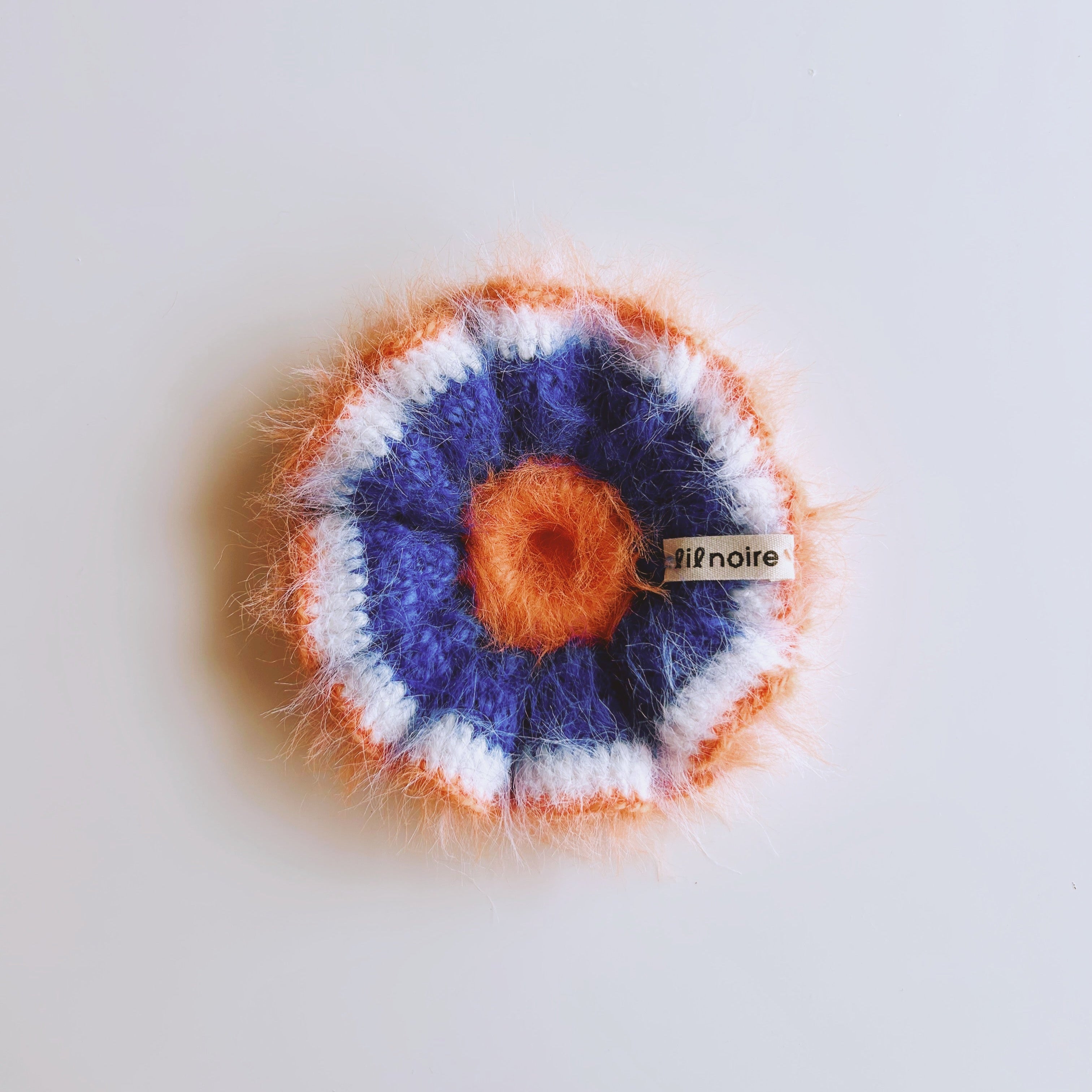 Nênê Scrunchie, Sunset Dream rengi – el örgüsü, merinos karışımlı saç aksesuarı.

Nênê Scrunchie in Sunset Dream – hand-knitted merino blend hair accessory. 
