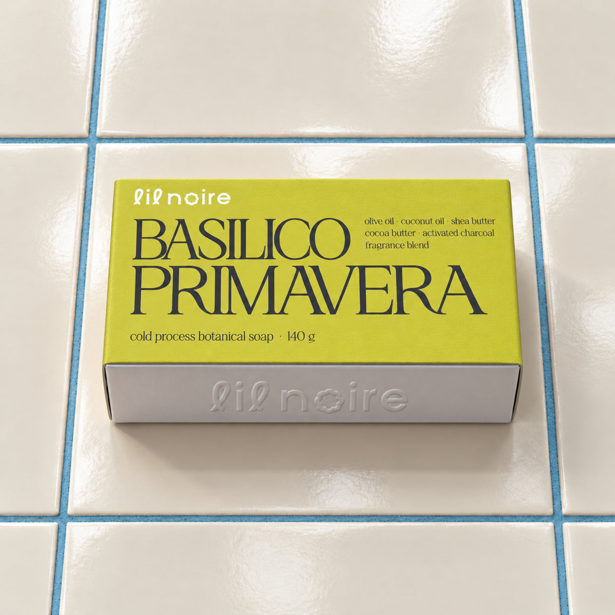 Basilico Primavera 140 g botanik sabun, kapalı kutu; krem fayans ve mavi derz üzerinde