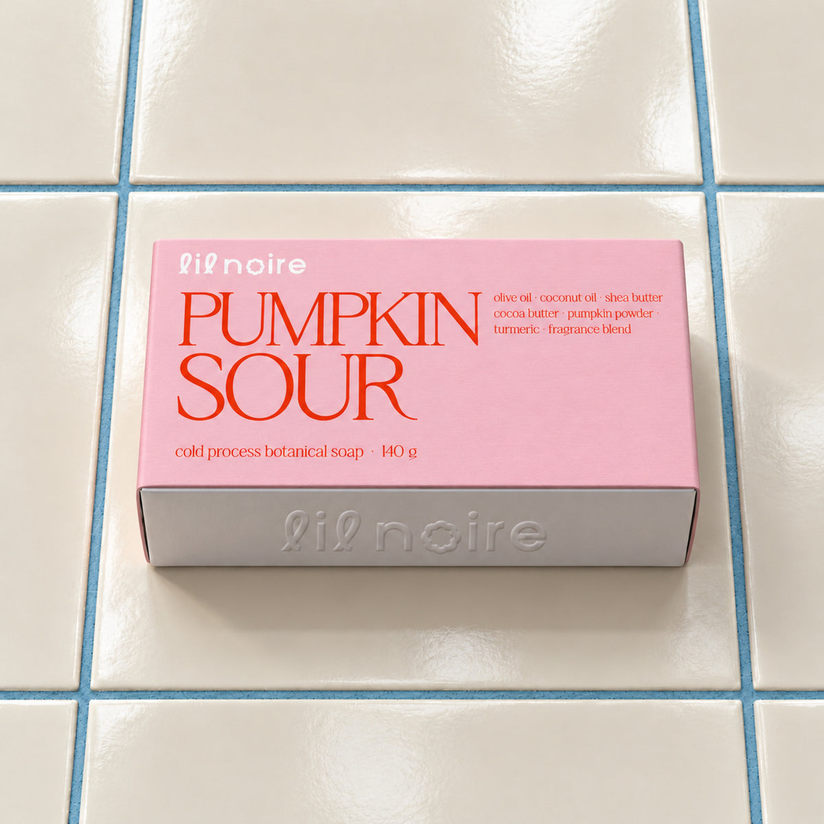 Pumpkin Sour 140 g botanik sabun, kapalı kutu; krem fayans ve mavi derz üzerinde