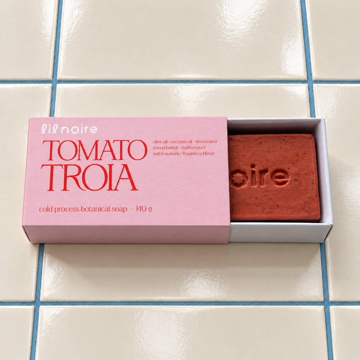 Tomato Troia 140 g botanik sabun, açık çekmeceli kutu; krem fayans ve mavi derz üzerinde