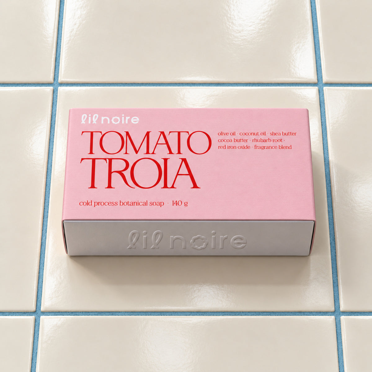 Tomato Troia 140 g botanik sabun, kapalı kutu; krem fayans ve mavi derz üzerinde